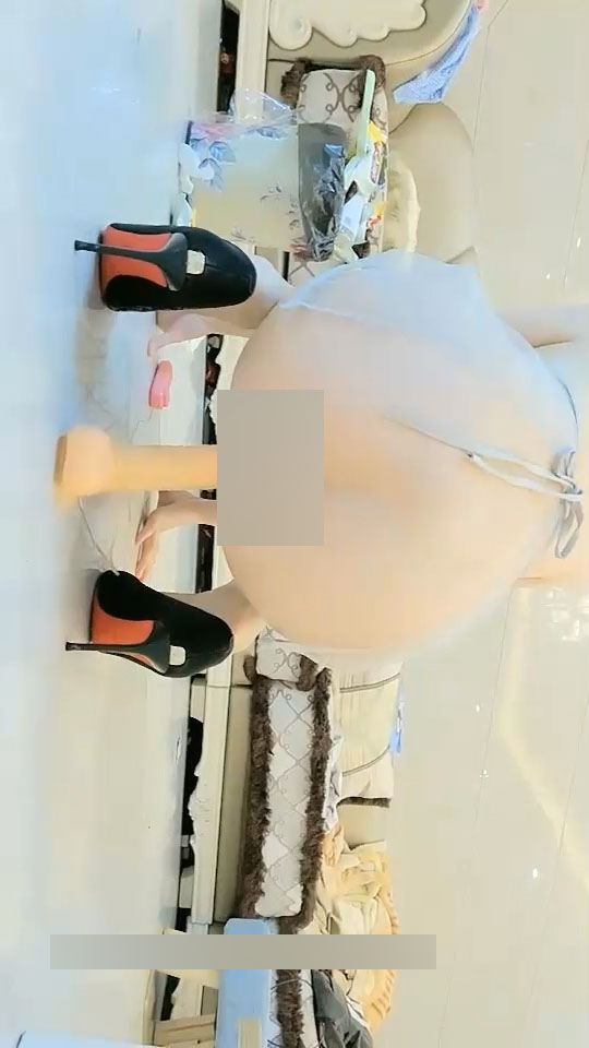 18岁超嫩萝莉，稚气犹在，长腿女仆装好评[1.04G]