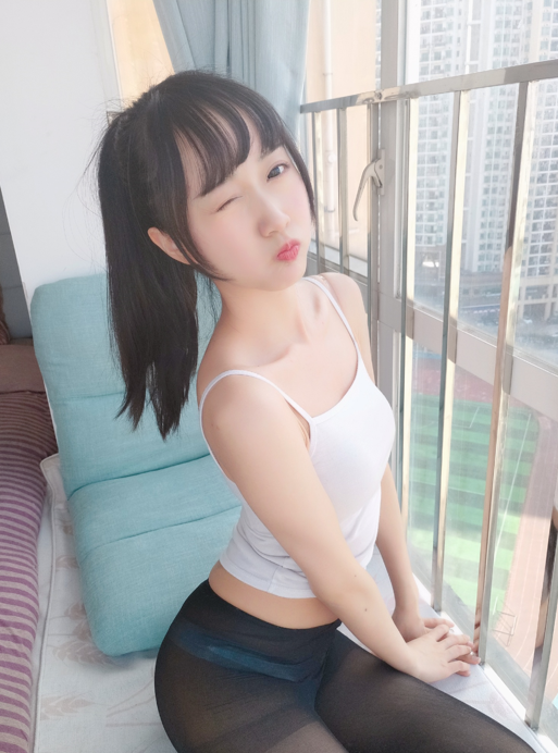网红Coser@木绵绵OwO - 背心黑丝居家写真 [40P-260MB]