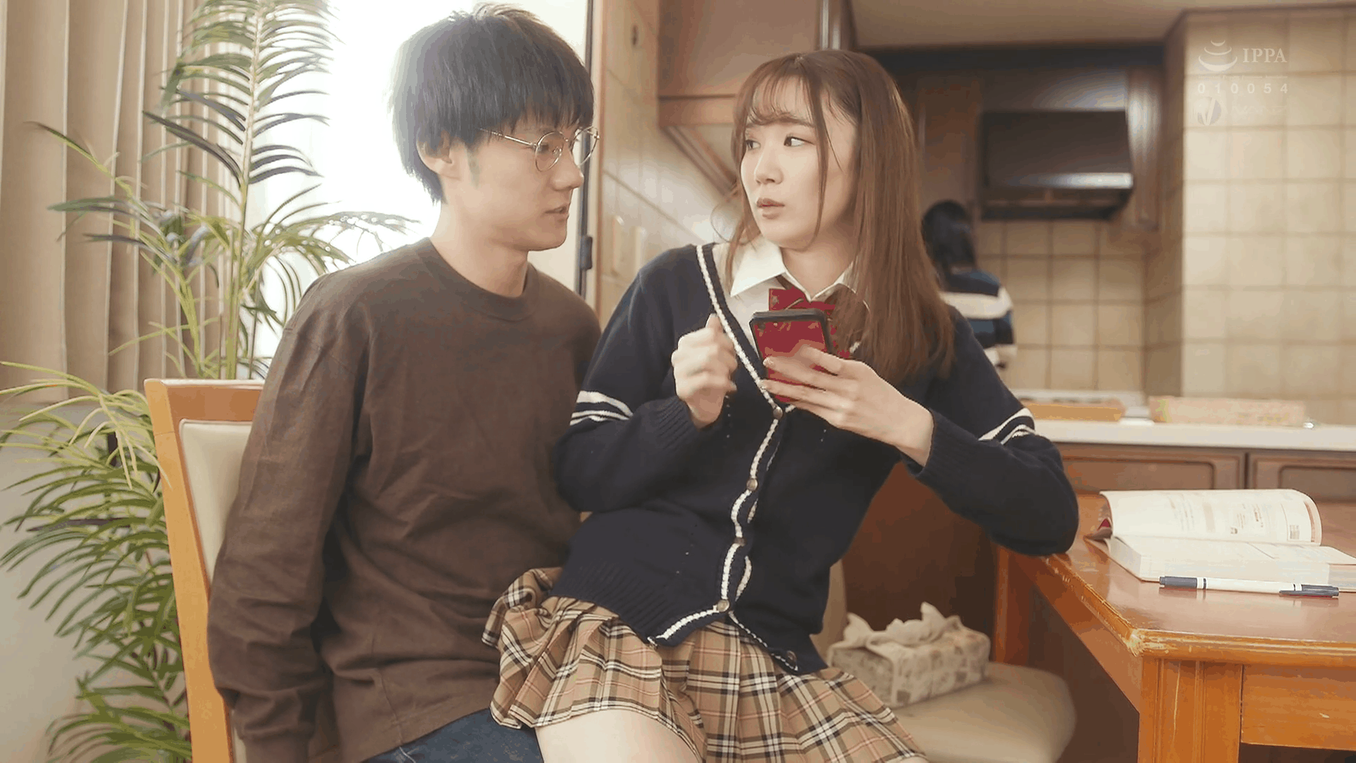 男女颜值都很高，好像是姐弟剧情，并且在妈妈面前