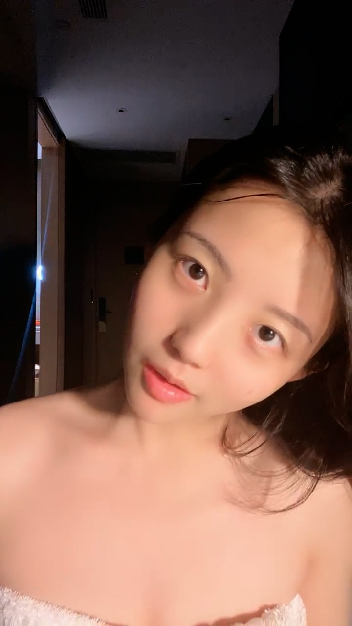 如向日葵般女孩--卖萌希瑞❤️ 清纯且可爱，一对吊钟乳，和男友在酒店把玩双峰，洗澡搓奶，开水烫b，肉棒ZW！[1.16G]