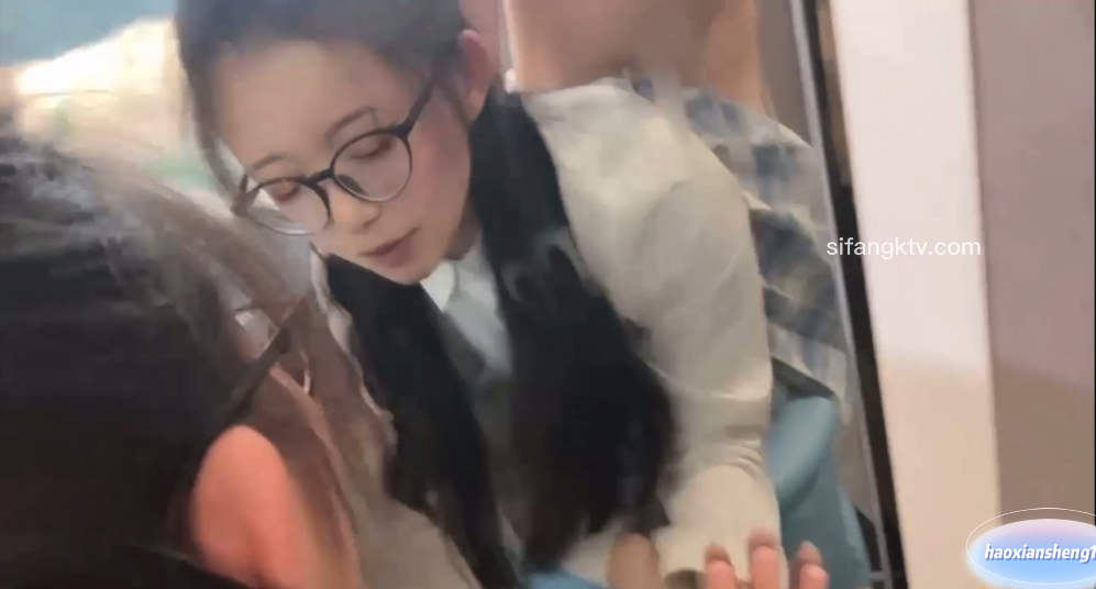 镜子前后入JK眼镜女友【1V/1.4G】【百度云】