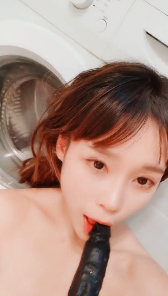 清纯美少女kiki - 腹肌马甲线，大尺度自慰【1v 406mb】