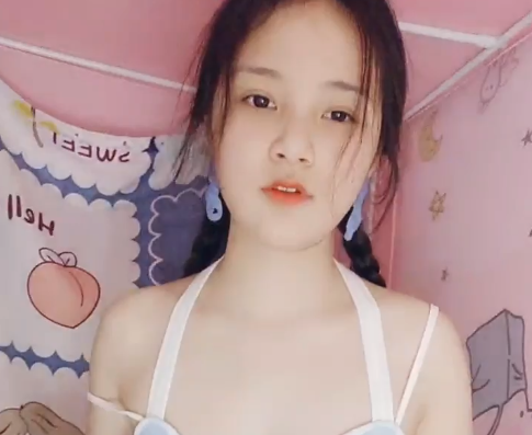 清纯女生宿舍偷偷大秀，跟网友坦白自己还是纯女【1v 475mb】