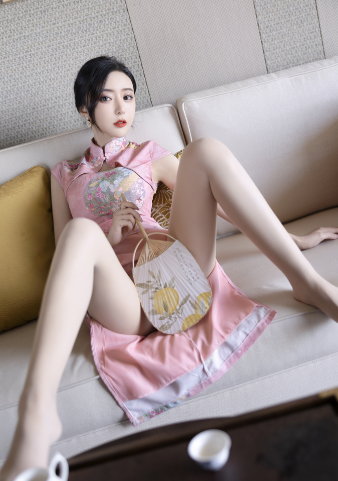 秀人超人气女神『王馨瑶』粉色旗袍打赏私拍【93p 1v 1.87g】