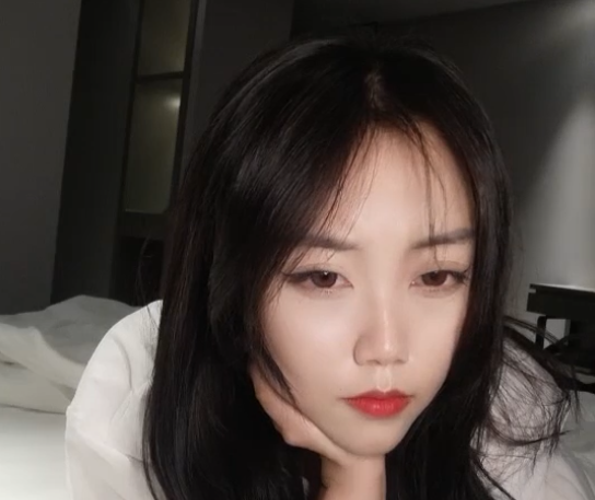 00后大一学生妹,长得清纯可人没想到也会下海,和老板啪啪完,讲述自己下海经历【1v 1.05g】