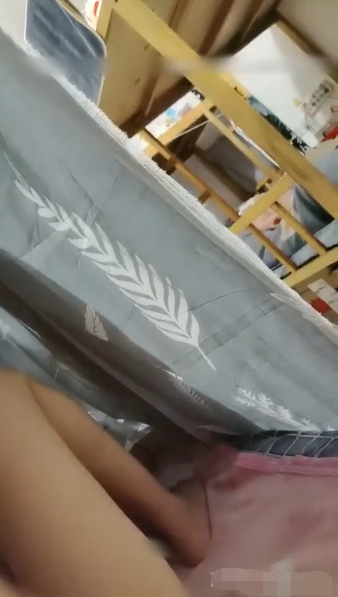 女大学生的寝室真实生活,大学妹在自己床铺上表演不敢想象大秀,不敢说话,怕被室友发现【1v 622mb】