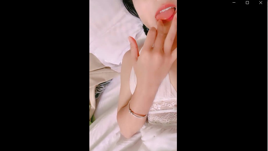 气质超棒酒窝美女！性感白色短裙！笑起来甜美，坐马桶上尿尿，多毛骚穴，掰开手指扣弄【1V 240MB】