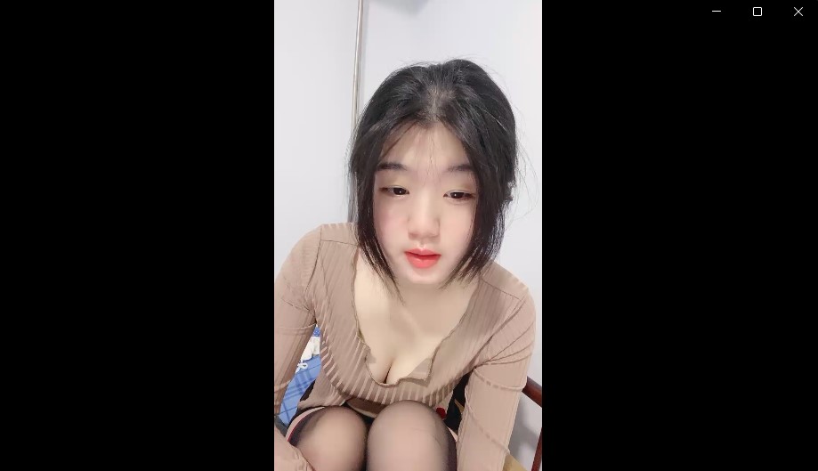 婴儿肥呆萌小妹妹！近期下海新人！性感吊带黑丝袜，顶级大白美臀，脱衣热舞，掰穴扣弄特写【1V