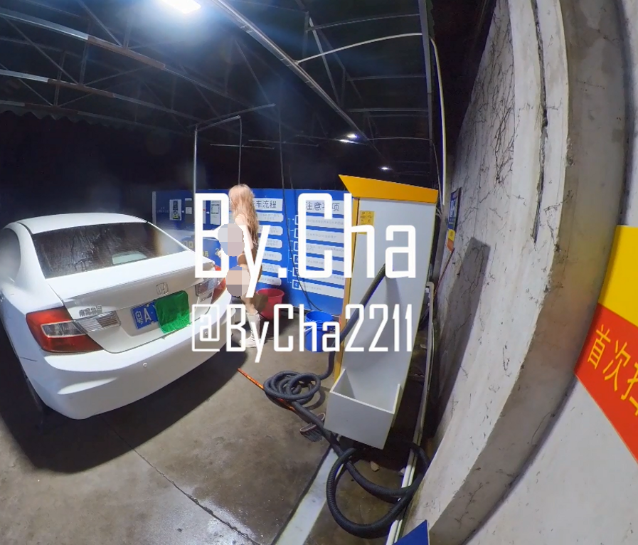 【自打包】推特超级调教露出大神-查小理-母狗吴晗 2，全裸洗车（1V,1.1G）