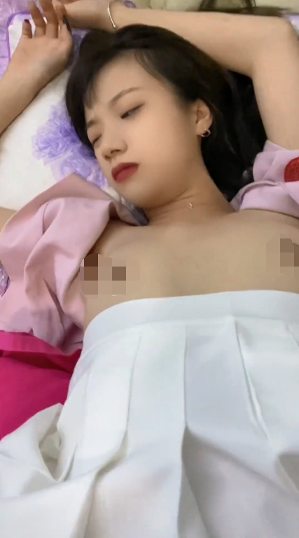 【自打包】窈窕美少女-小桃酱-从清纯到荡妇的过程（24V,1.11G）