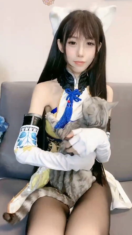 黎酱不爱吃青菜-胡桃露脸黑丝直播，羡慕她怀里的猫老爷[1v 2.8G]