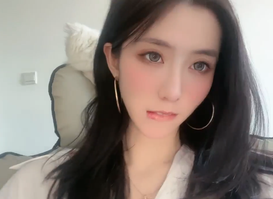 抖音_花椒超级美女主播【鱼鱼不甜】第二弹定制紫薇 啪啪合集 1.41G