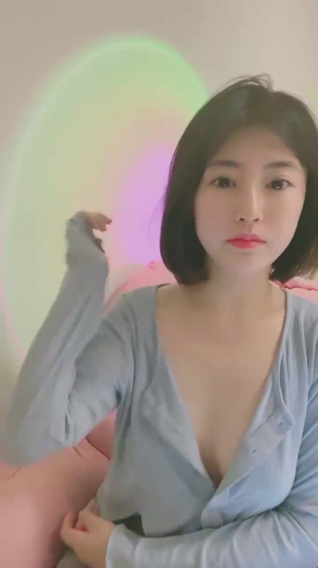 七彩直播绿播女神岁岁终于大秀，漏出大胸无毛嫩逼，难得一见 [1v+1.02g]