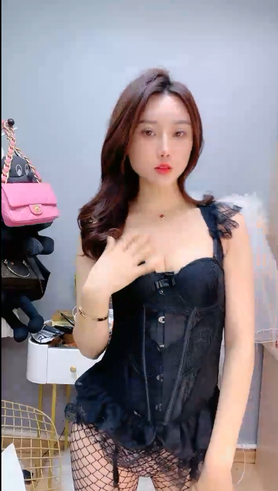腿模网红女神，超性感，网袜高跟鞋！1V 880MB
