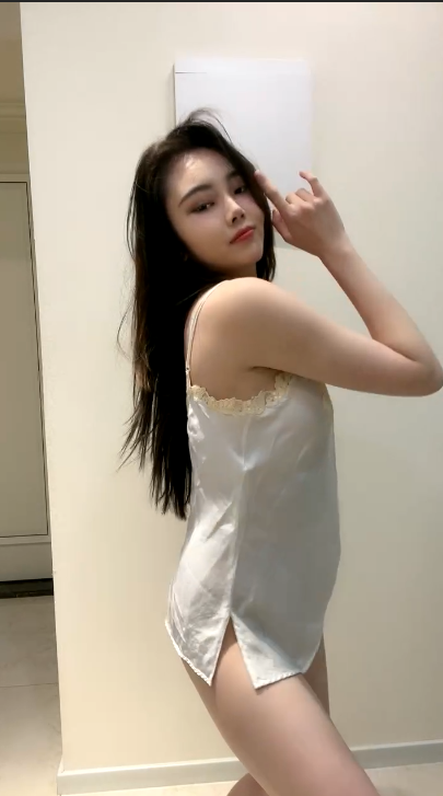 肉欲系网红美女，穿着睡衣热舞！1V 413MB