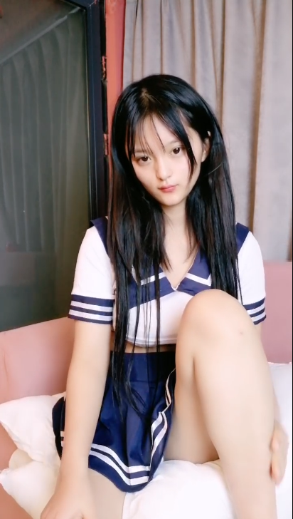 童颜巨乳大奶萝莉，制服情趣! 1V 594MB