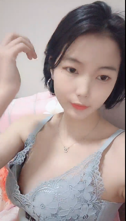 相貌清纯的新人贫乳妹子，模特身材黑丝大长腿！1V 400MB