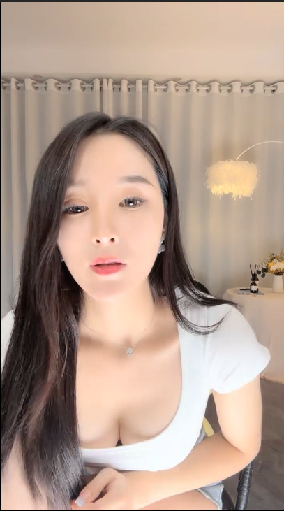 长腿超级甜美御姐上线自慰，腿型很美 露点极高！1V 460MB