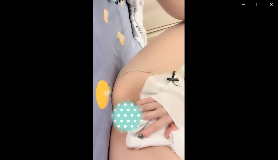 小渣女 ，这装扮粉死人，实在是诱惑，跳蛋塞进逼里开最大震动，骚哦！ 【2V949MB】