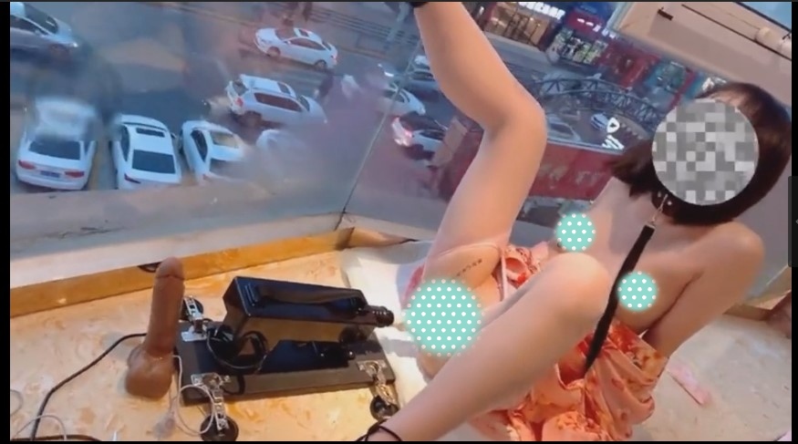 漂亮小母狗 在繁华商圈窗前炮机调教 【1V/285M】
