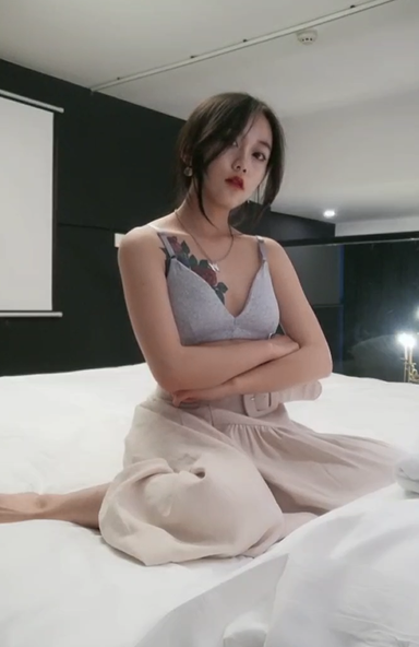 大一学妹-下海捞钱脱光光 和小四眼多体位一顿狠狠操 818M