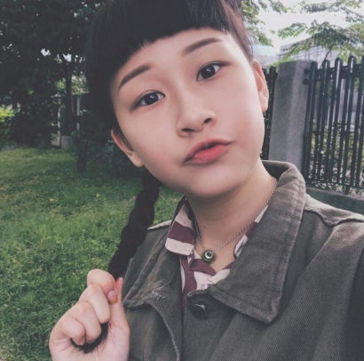 台湾情侣泄密系列-被经纪人欺骗身材火爆的高三嫩妹 主动掰开粉嫩的鲍 889M