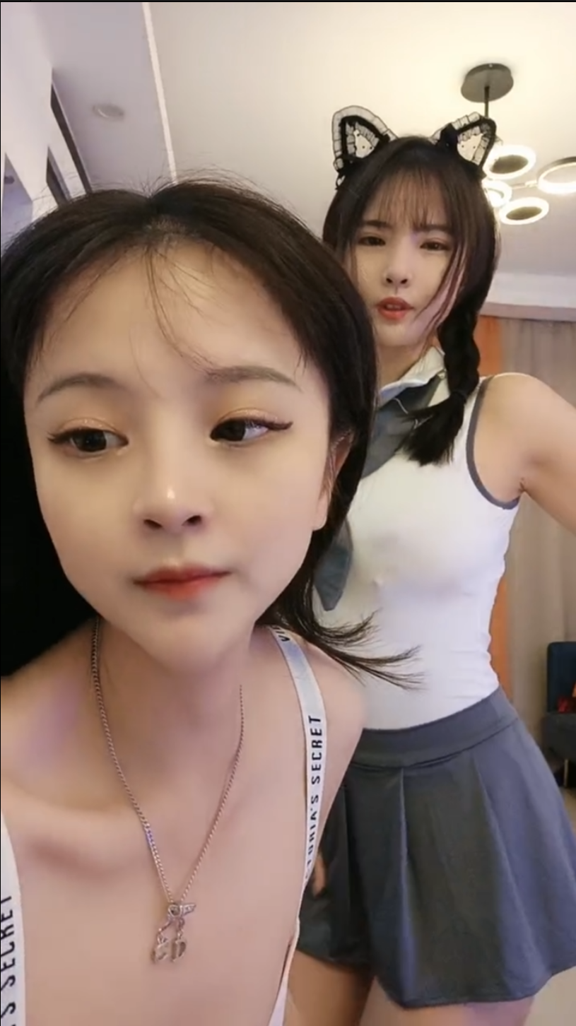 女神姐妹花，超高颜值吊带丝袜，地上扶着假屌磨穴！1V
 609MB