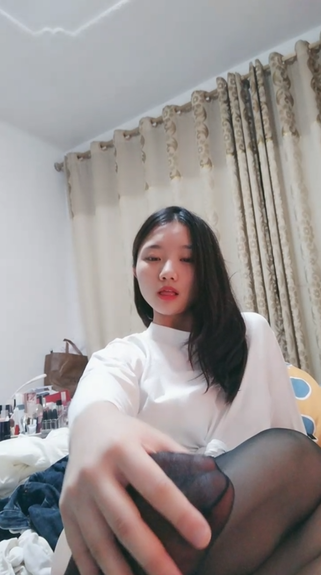 甜美女生深夜陪狼友嗨，全程露脸性感诱惑！1V 1.1G