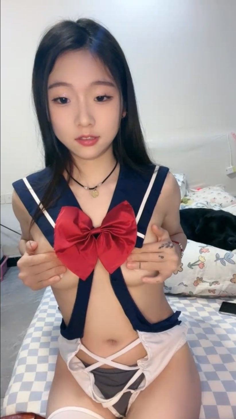 纯欲系青春美少女，情趣装白丝袜，假屌插穴！1V 585MB