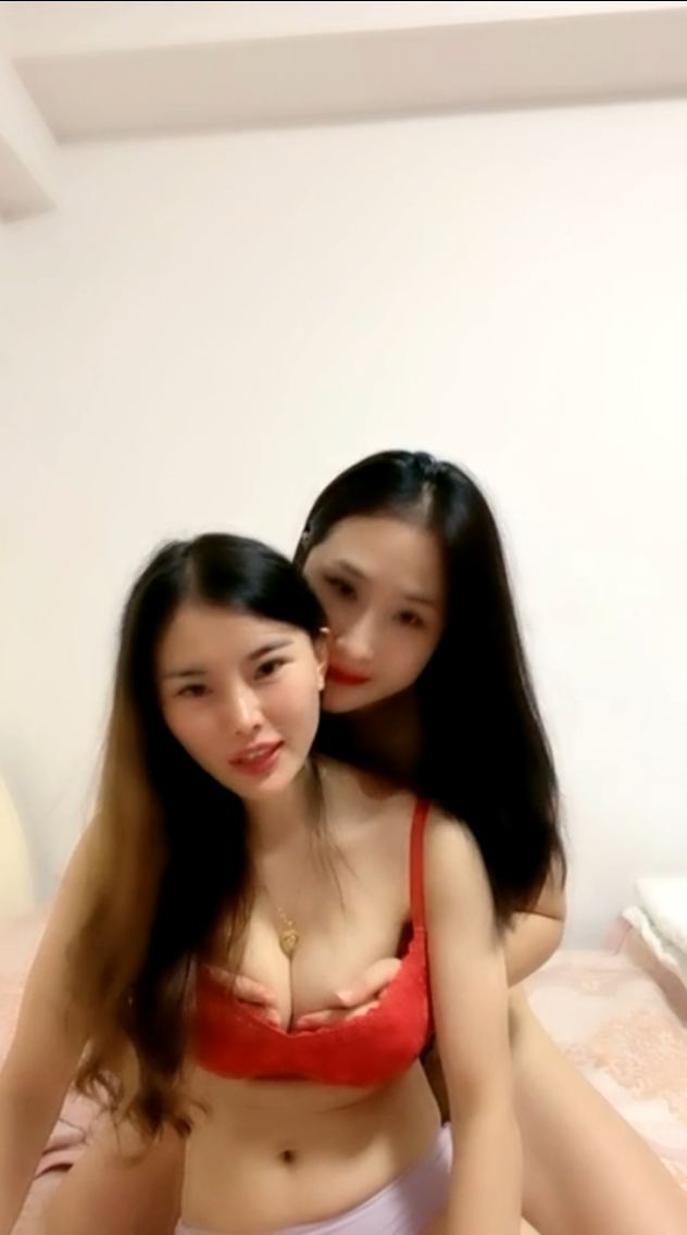 姐妹花的诱惑，揉奶玩逼蹭骚奶子，刺激！1V 500MB