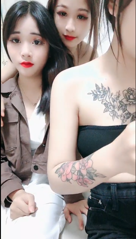 多个年轻浓妆的新人妹子，脱光光特写粉穴！1V 943MB