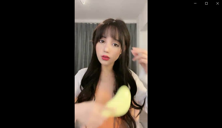 爆乳细腰网红美女！多毛骚逼厕所尿尿！按摩器震动骚穴，爽的娇喘呻吟【1V/1.5G】
