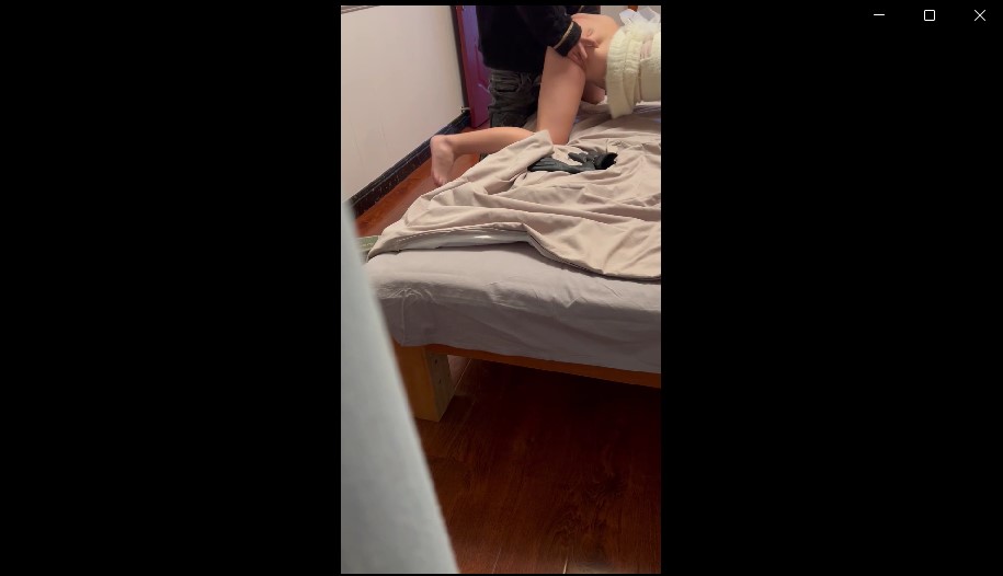 无法满足老婆的绿帽大神 利诱老婆不穿内裤勾引外卖小伙做爱【1V/413M】