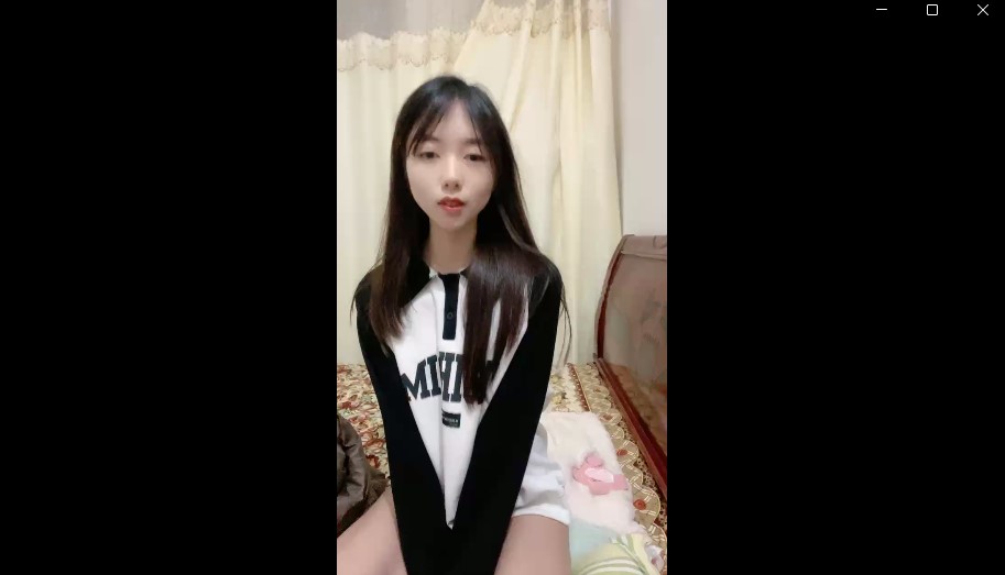 邻家妹妹七七！看着乖巧情趣内裤，特写视角扣多毛骚穴，爽的流出白浆1V/370M】