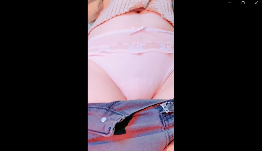 气质美少妇，脱下牛仔裤揉搓肥穴，水晶假屌抽插，高潮大量喷水【1V/871M】