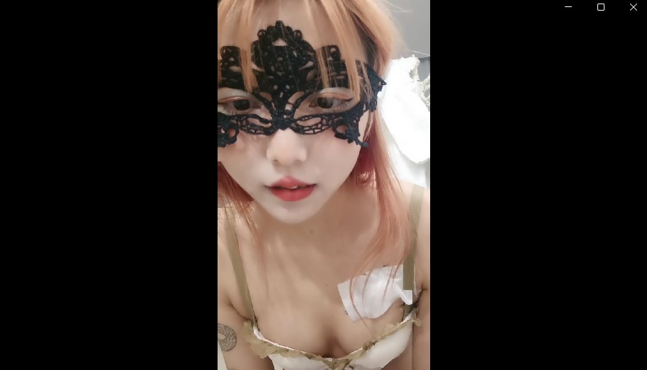 新人甜美少女下海操逼 年龄不大骚得很！抓起大屌舔弄，开档黑丝袜扣穴【1V/1.9G】