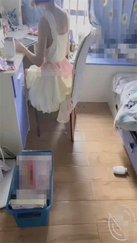 疯狂兄妹-2023今年和妹妹的第一炮 一边上网课一边疯狂输出 太刺激了娇喘爆浆 冲刺时妈妈来电爆射一身 185M