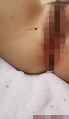 【03年小妹】00后眼镜妹被轮干~血都干出来了~太爽了-精彩刺激！3V[1.6G