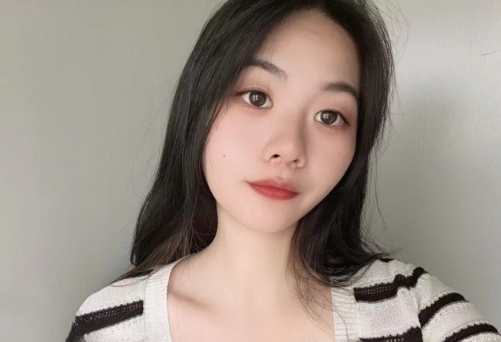 重庆22岁奶茶店上班的C杯美女被摄影师忽悠抠逼 强上并内射【19P5V-2.3G】