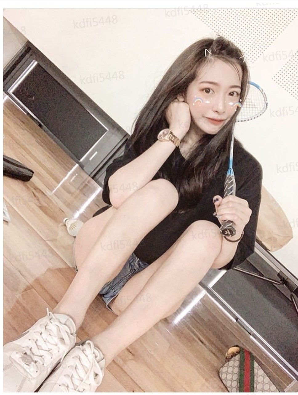 【反差婊子】苗条大奶妹子裸体跪地 脸穴同框自慰骚穴【1V38P_615MB】