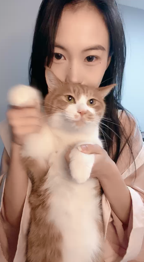 娜子呀(月月嗷）12.29屑猫猫又现场观战了,男友各种动作高强度操逼，脸上的高潮别提多爽！[886M