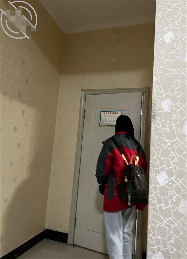 父女乱伦-在外地送女儿去模拟考试 开了房间深深被女儿性感身材迷住了 强奸了乖女儿小穴真紧 上学要迟到了 270M