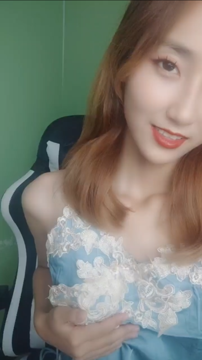 颜值不错玉女露脸，睡衣黑丝诱惑！1V 1.1G
