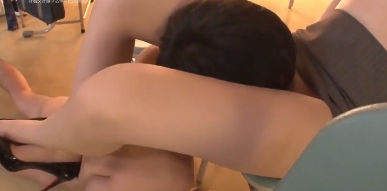AI换脸邓紫棋美腿教师 133MB