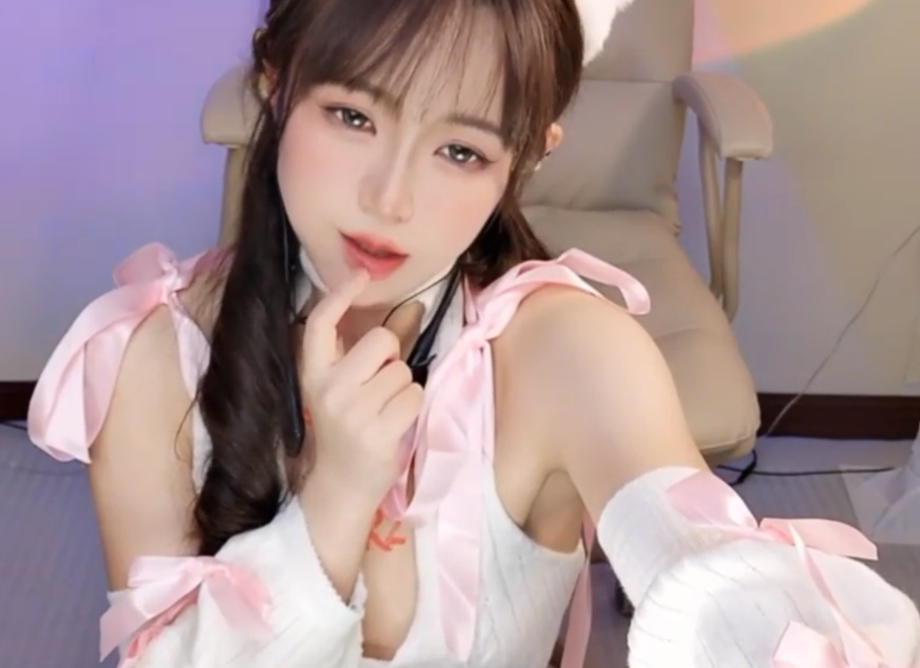 strapchat国人美女主播 littlelucky 2月16日直播 3V 3.5G
