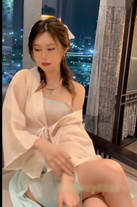 秀人人气嫩模-绮里嘉-新私拍-古风肚兜(2V,546M)