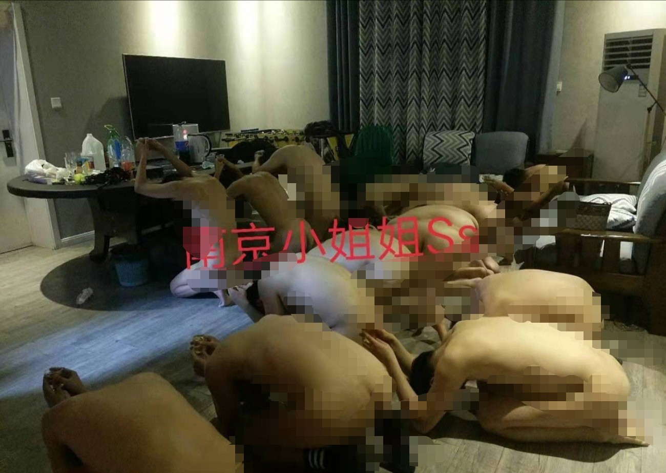 空降全国大开眼界！露脸极限SM女神【南京小姐姐】无下限黄金圣水调教贱奴~高质最新6部付费完整版【4.21G/6V】