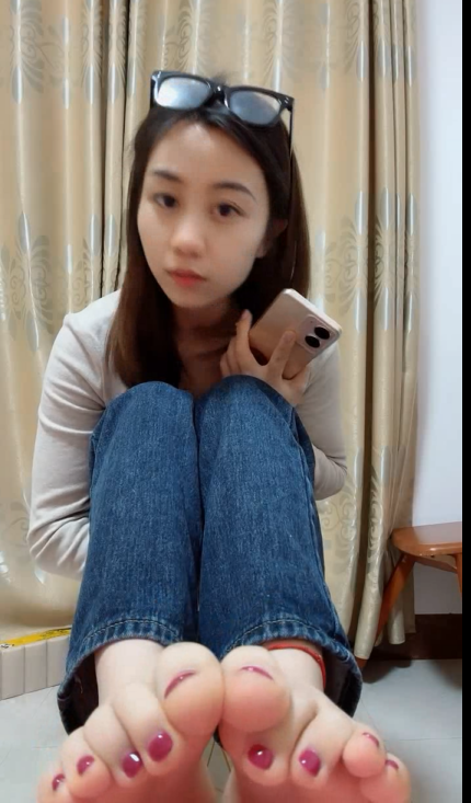 源码自录-足控-易直播 我想静静（1V,111M）