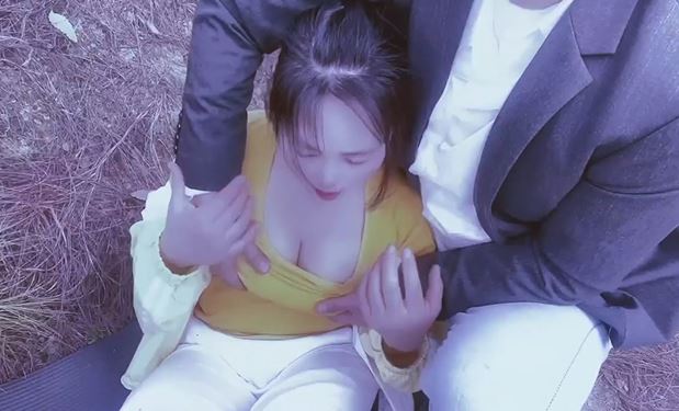 嘉洛 -劫财又劫色 · 女大学生野外游玩，与大部队走失，被绑匪趁虚而入 - 处女身遭绑匪糟蹋 662M