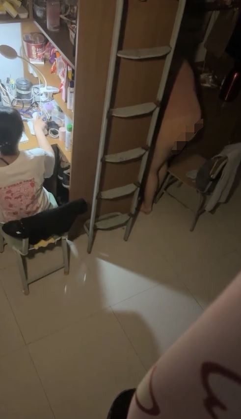 【大学女生宿舍】甜美邻家小妹沉浸式一边和舍友聊天-一边偷拍她们的春光-极品粉嫩逼[447M